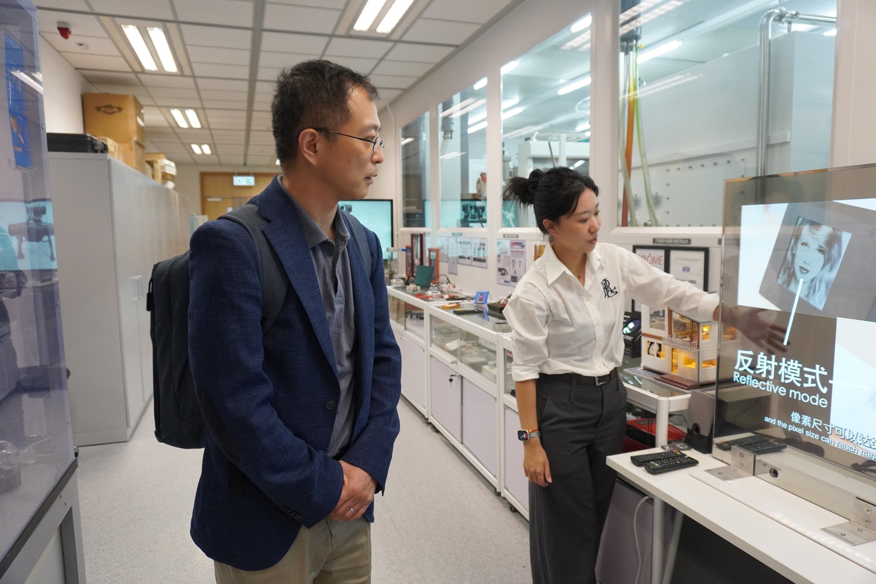 香港科技大学显示与光电子实验室研发现场